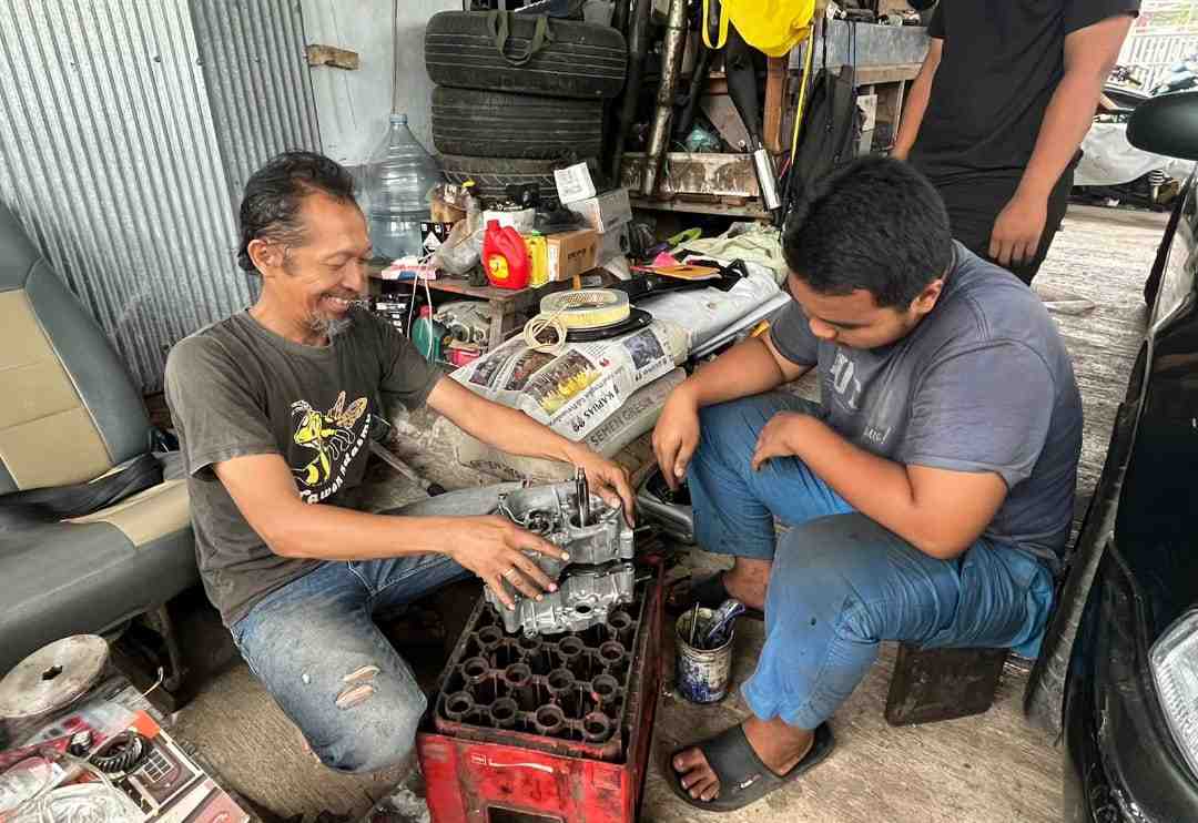PERBAIKI MESIN SEPEDA MOTOR