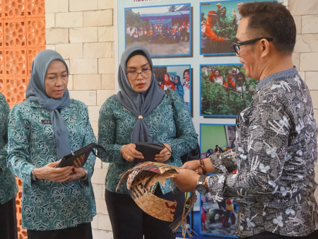 TUNJUKAN TAS ANYAMAN PURUN