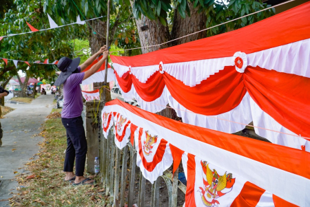 PEDAGANG AKSESORIS BENDERA MERAH PUTIH