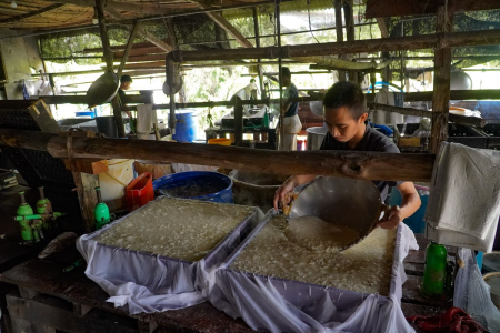 TUANG SARI KEDELAI KE DALAM CETAKAN