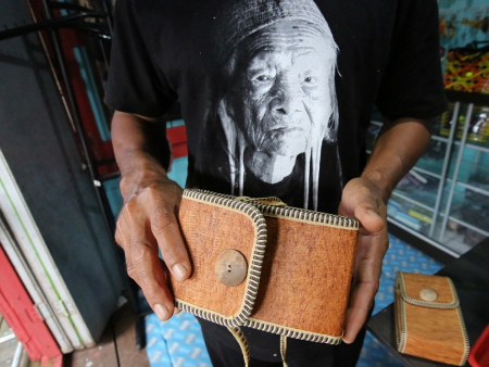 TAS BERBAHAN KULIT NYAMU