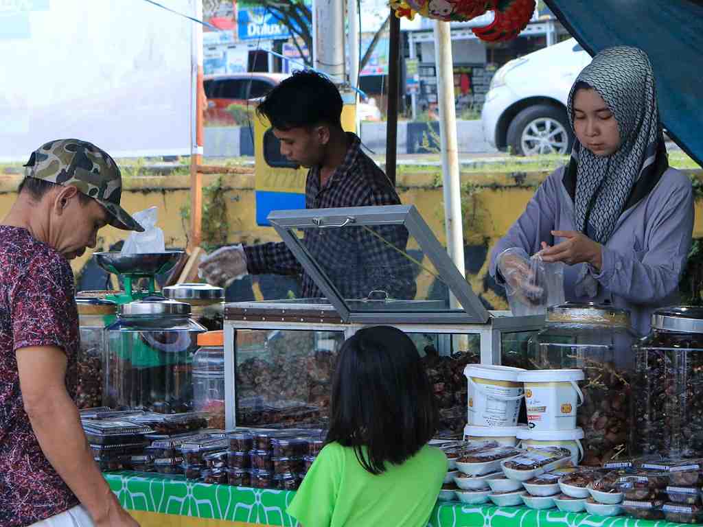 PENJUAL BUAH KURMA