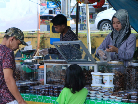 PENJUAL BUAH KURMA