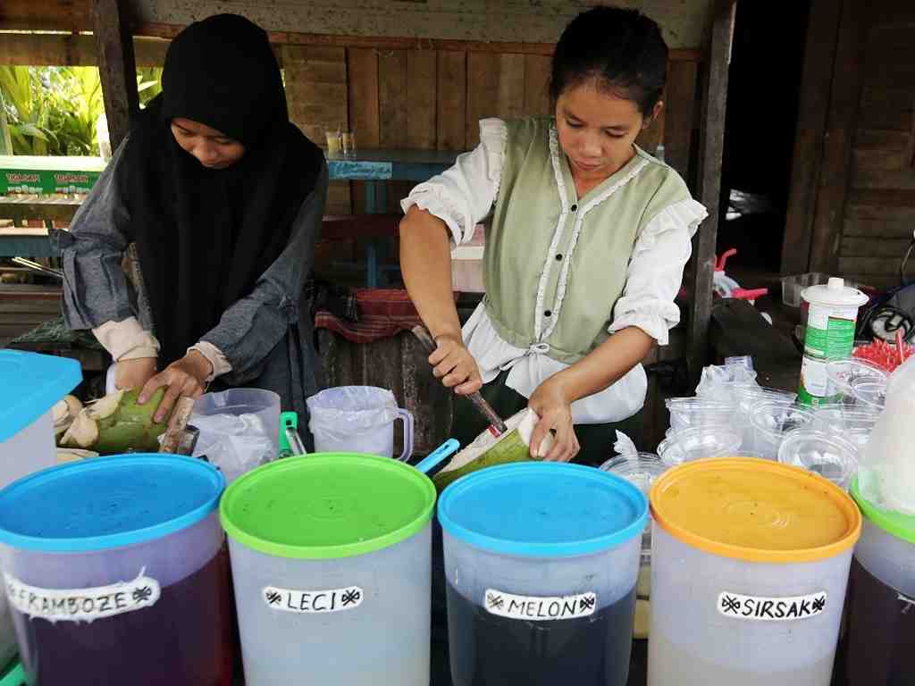 PENJUAL ES KELAPA MUDA