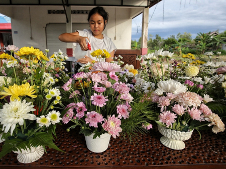 PEDAGANG BUNGA HIAS PASKAH 