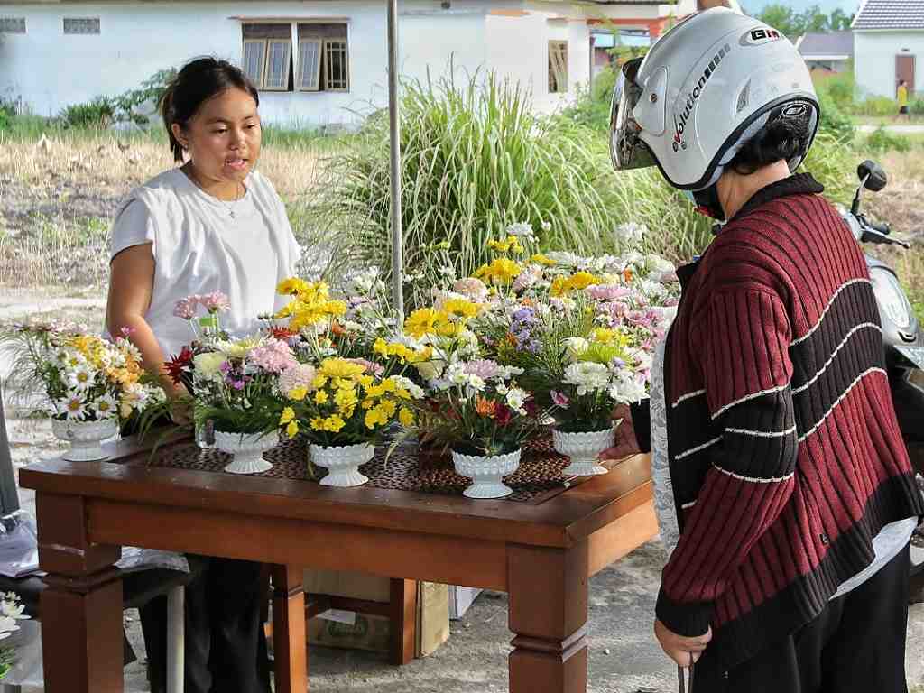 PEDAGANG BUNGA HIAS PASKAH 