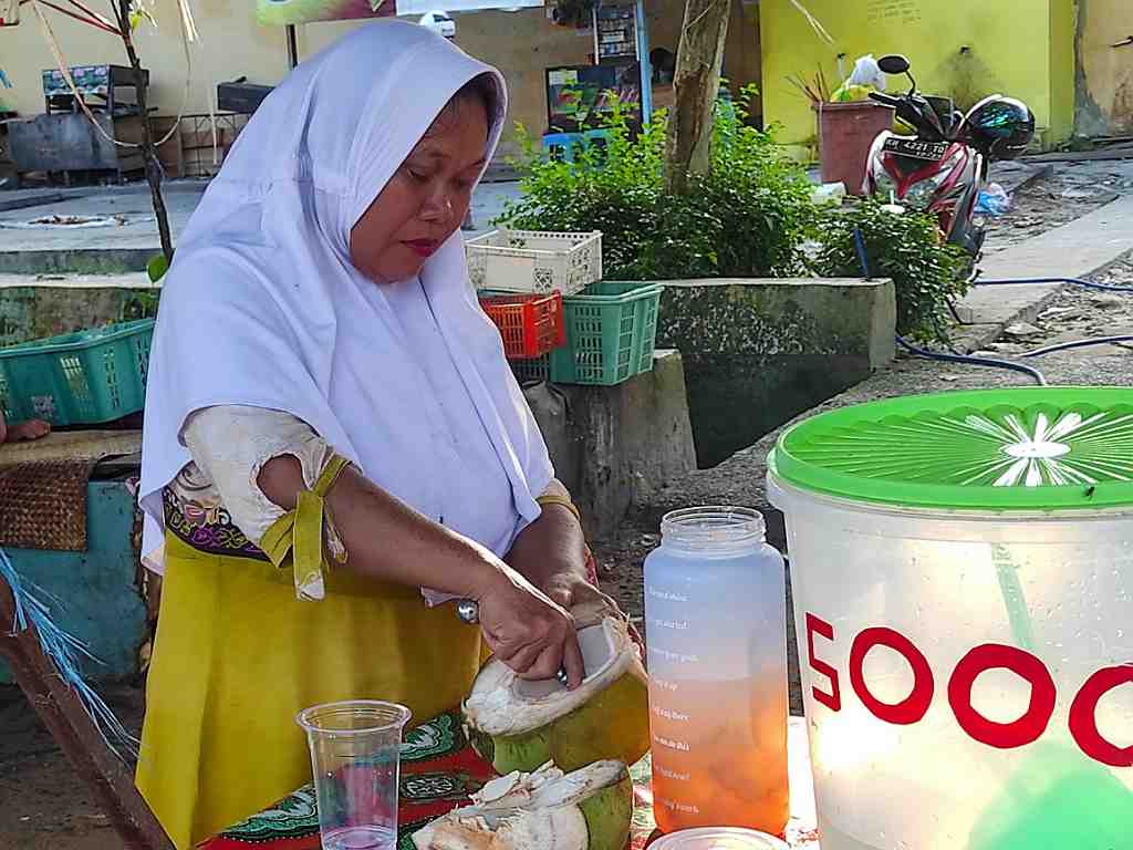 AMBIL DAGING KELAPA MUDA