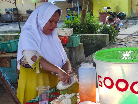 AMBIL DAGING KELAPA MUDA