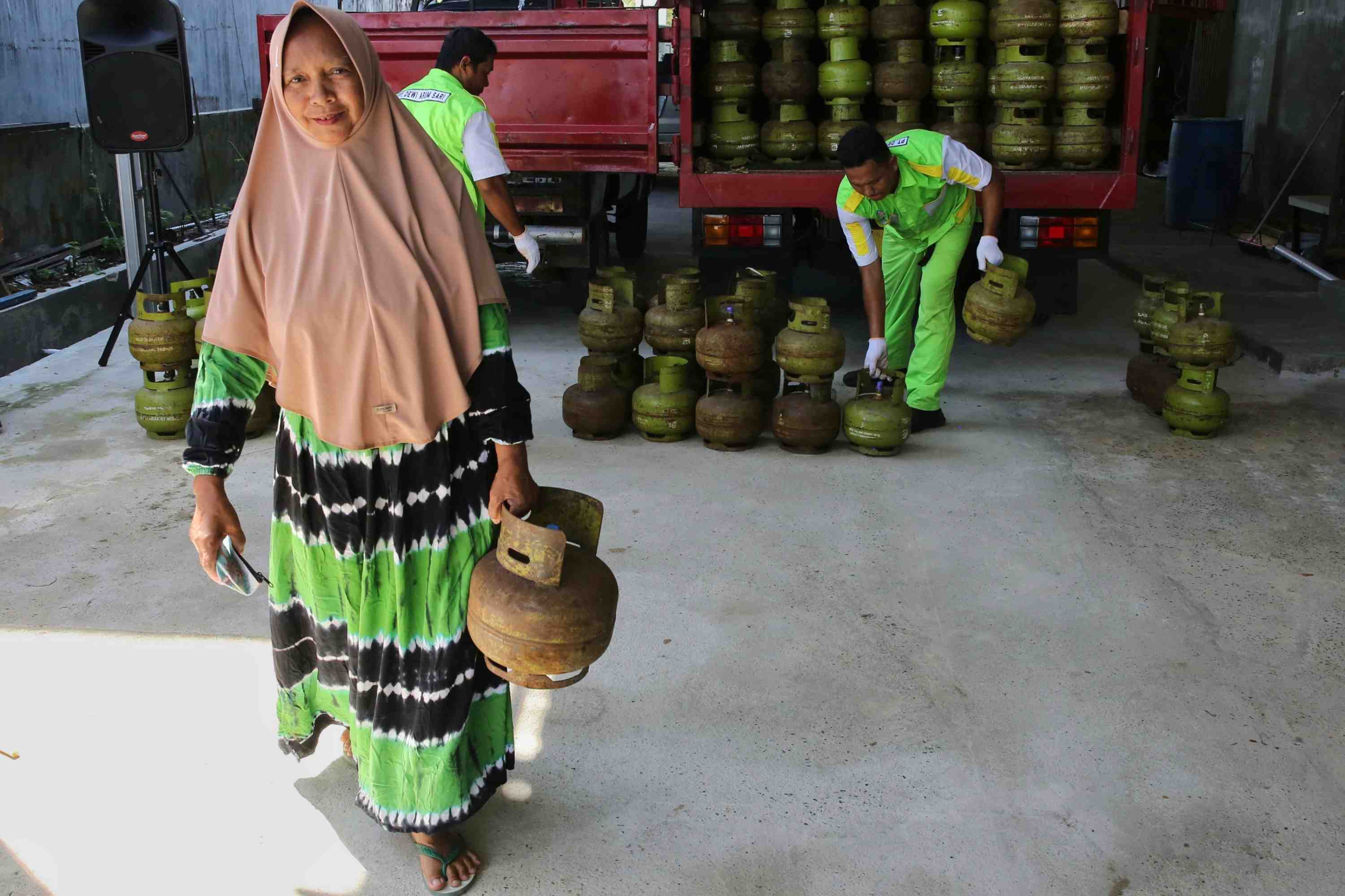 MEMBAWA TABUNG GAS LPG 3 Kg