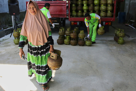 MEMBAWA TABUNG GAS LPG 3 Kg