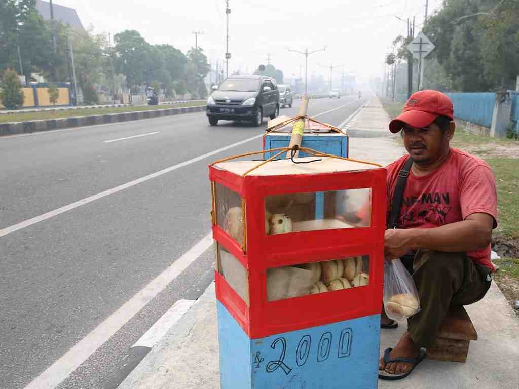 KARENA KABUT ASAP PENJUALAN ROTI MENURUN