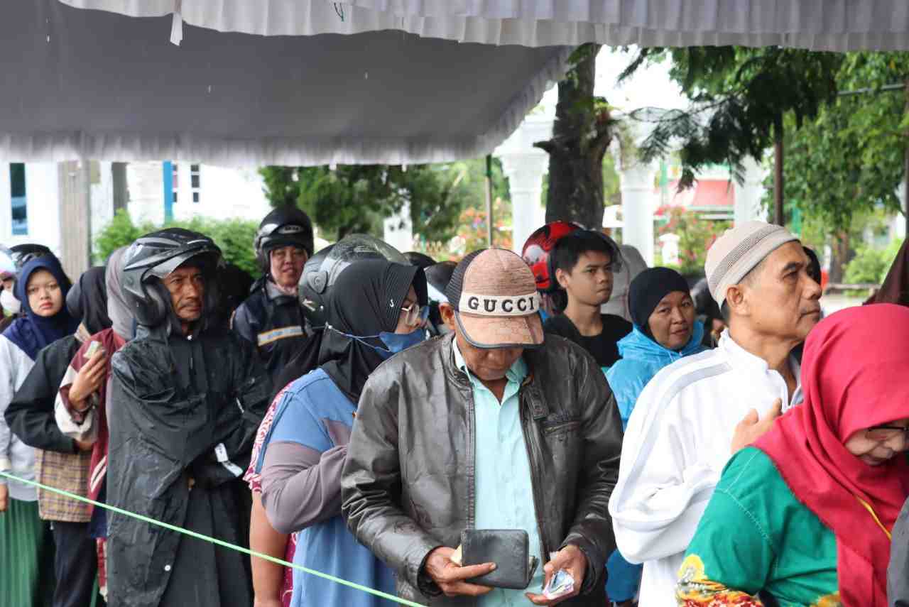 MENGANTRI BELI BAHAN POKOK