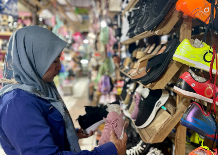LIHAT SEPATU SEKOLAH