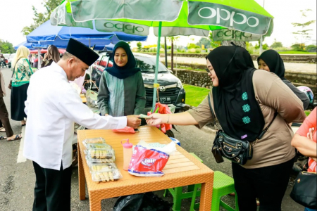 BUPATI MEMBELI TAKJIL
