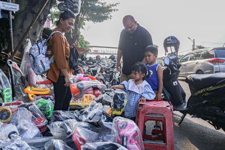 BERBURU MAINAN DI PASAR GEMBRONG