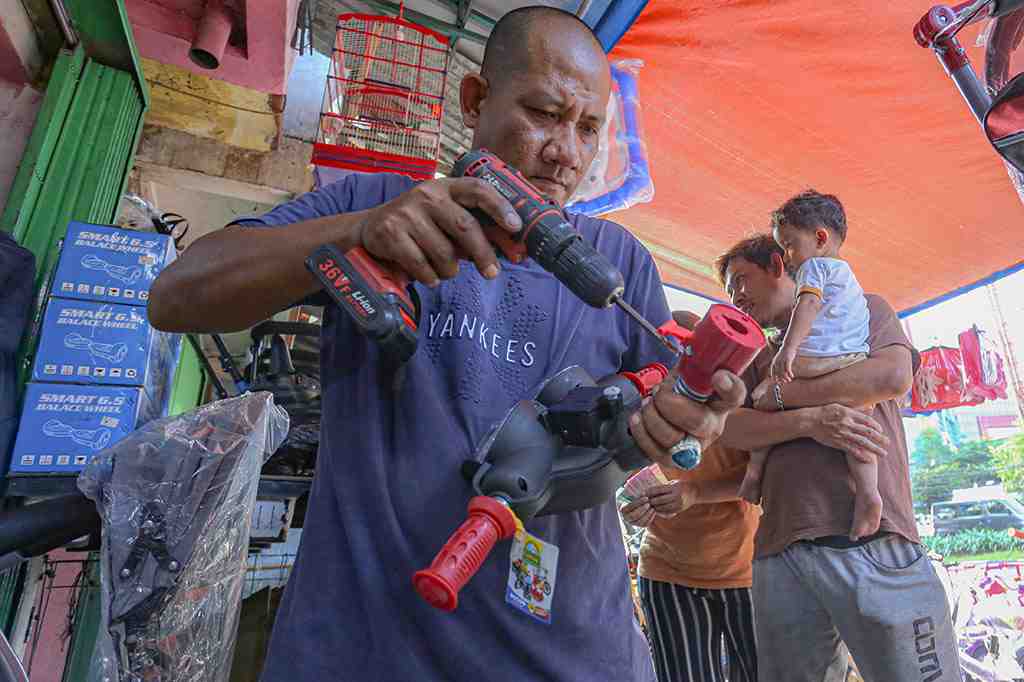 RAKIT MAINAN UNTUK PEMBELI
