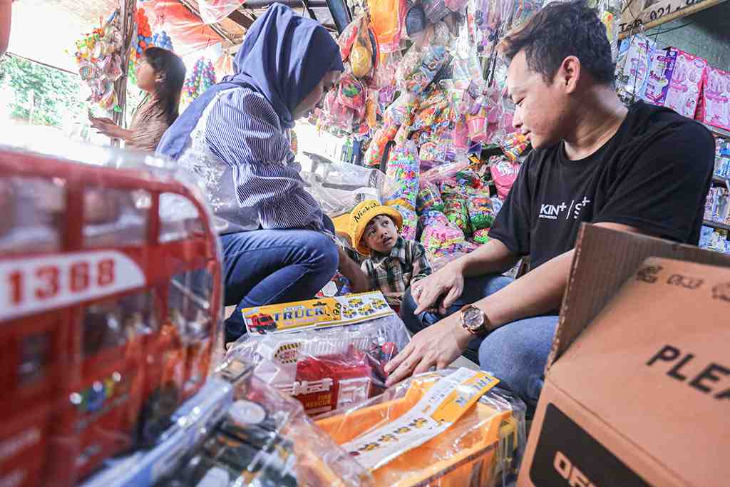 BERBURU MAINAN DI PASAR GEMBRONG