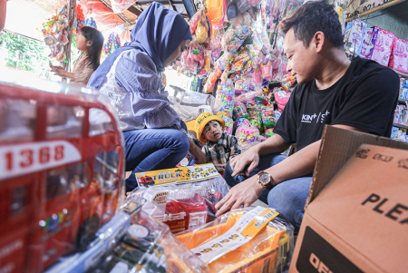BERBURU MAINAN DI PASAR GEMBRONG