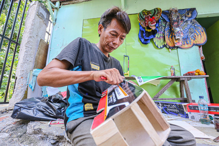 KERAJINAN MAINAN MOBIL KAYU