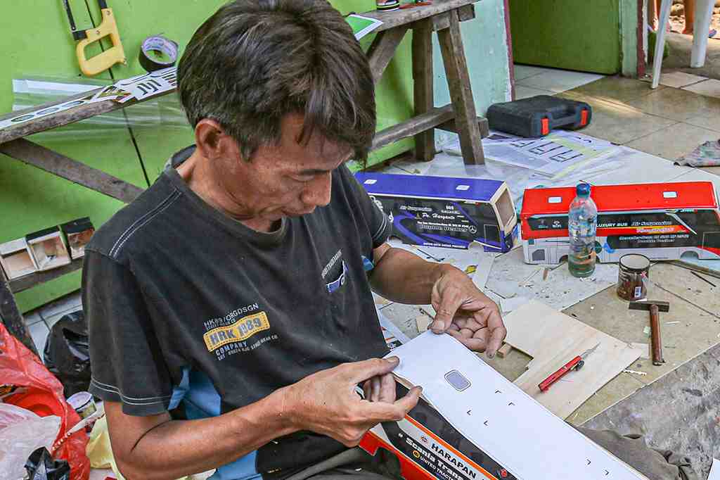 KERAJINAN MAINAN MOBIL KAYU