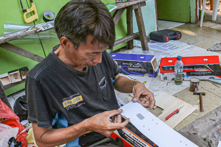 KERAJINAN MAINAN MOBIL KAYU
