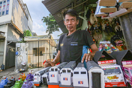 KERAJINAN MINIATUR TRANSPORTASI