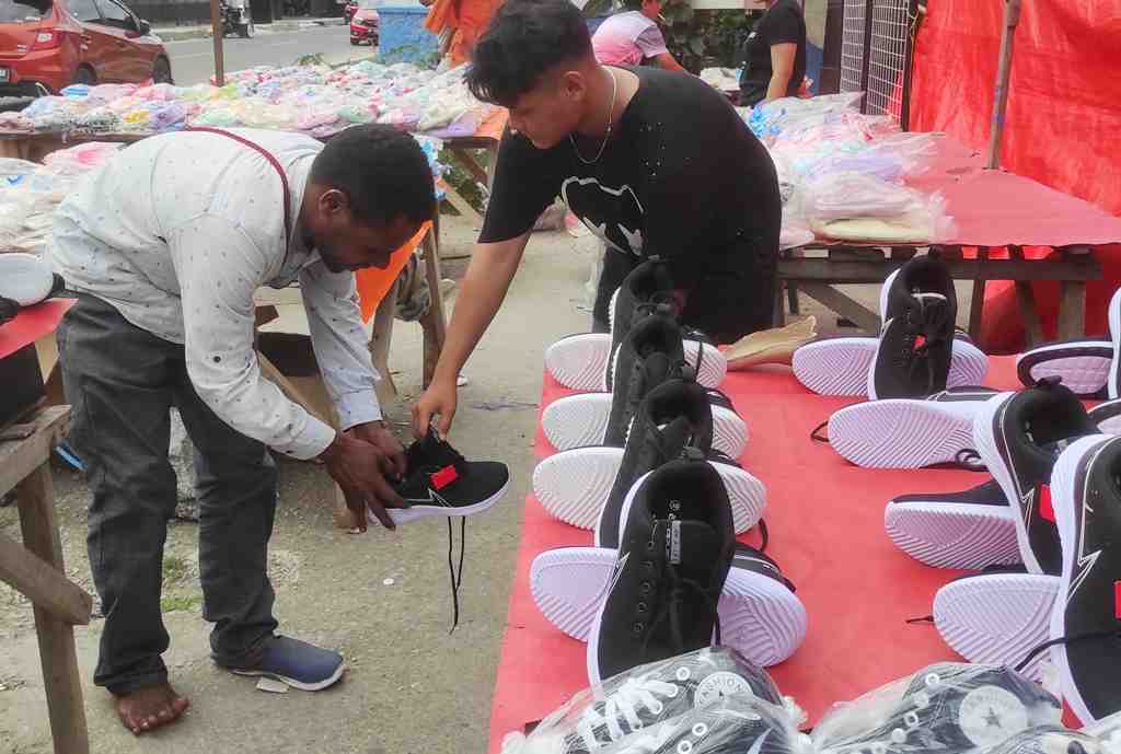 MELAYANI PEMBELI SEPATU