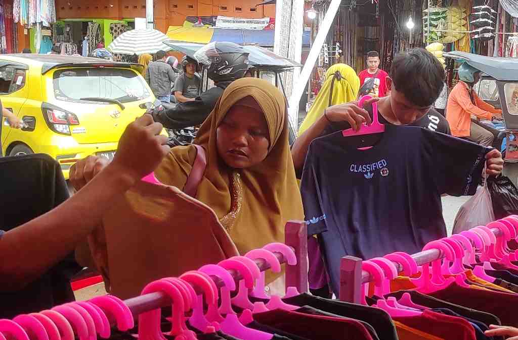 MELIHAT MOTIF KAUS OBLONG