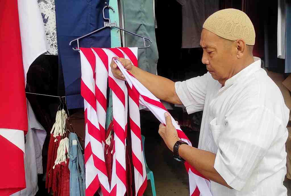 MELIPAT KACU