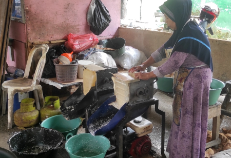 MEMARUT KELAPA