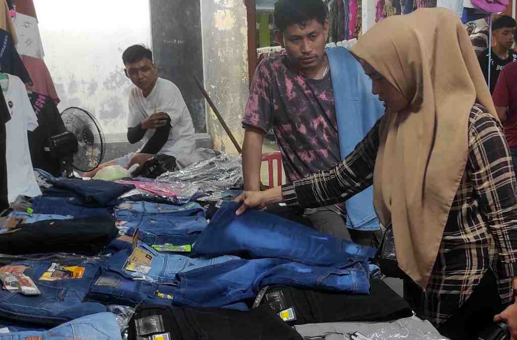 MEMILIH CELANA JIN