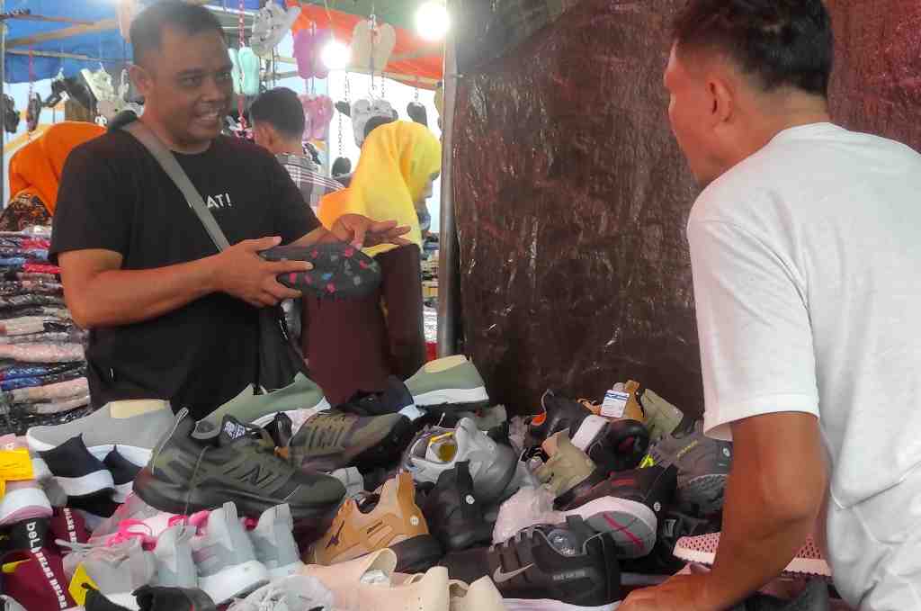 MENAWAR HARGA SEPATU