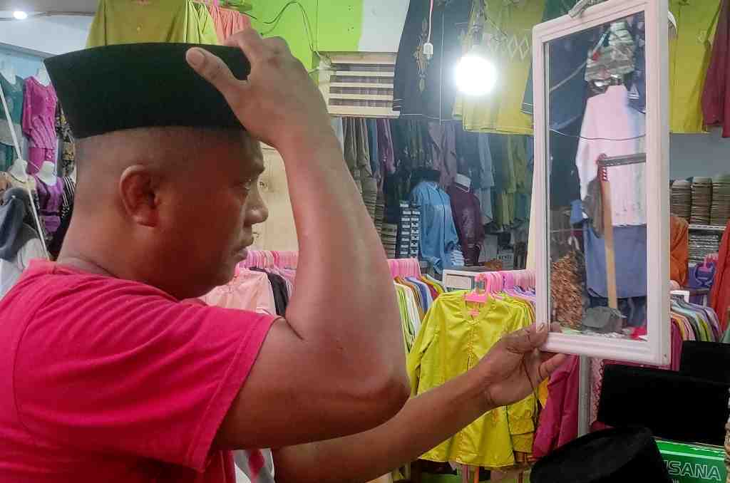 MENCOBA UKURAN KOPIAH