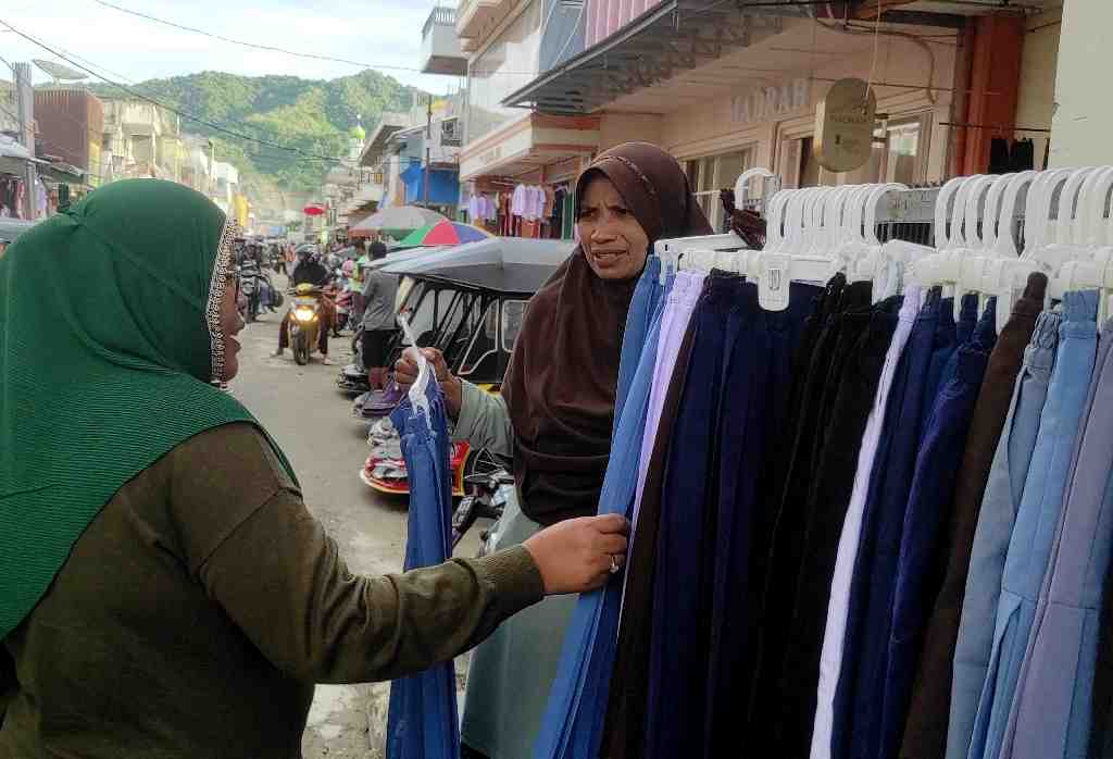 MENAWAR HARGA SERAGAM