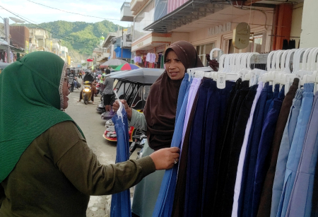 MENAWAR HARGA SERAGAM