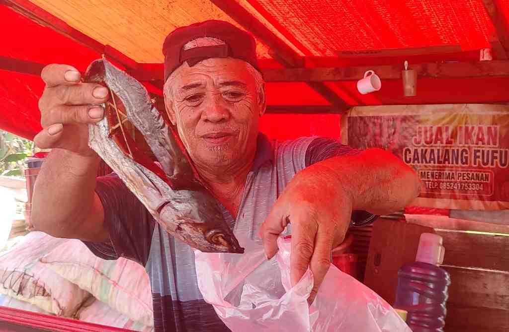 MENGEMAS IKAN FUFU