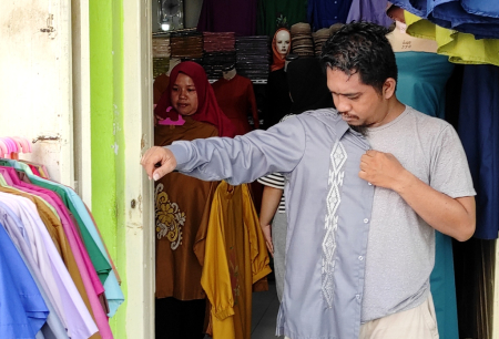 MENGEPAS KEMEJA KARAWO