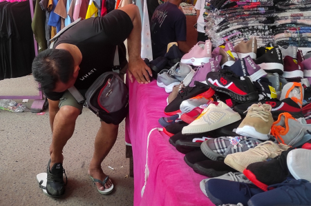 MENGEPAS SEPATU