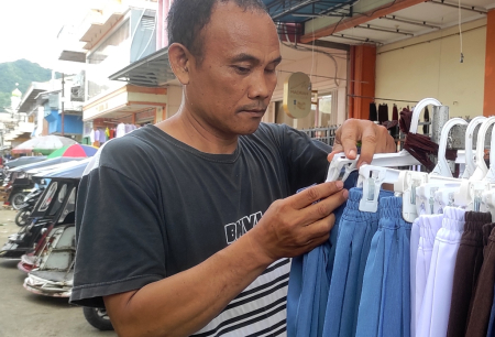 MENGGANTUNG ROK SERAGAM SMA