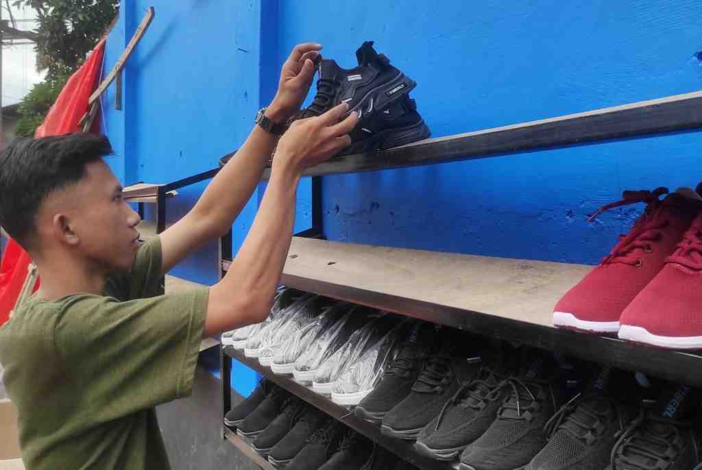 MENYUSUN SEPATU