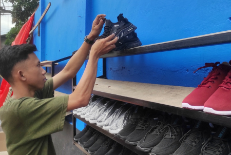 MENYUSUN SEPATU