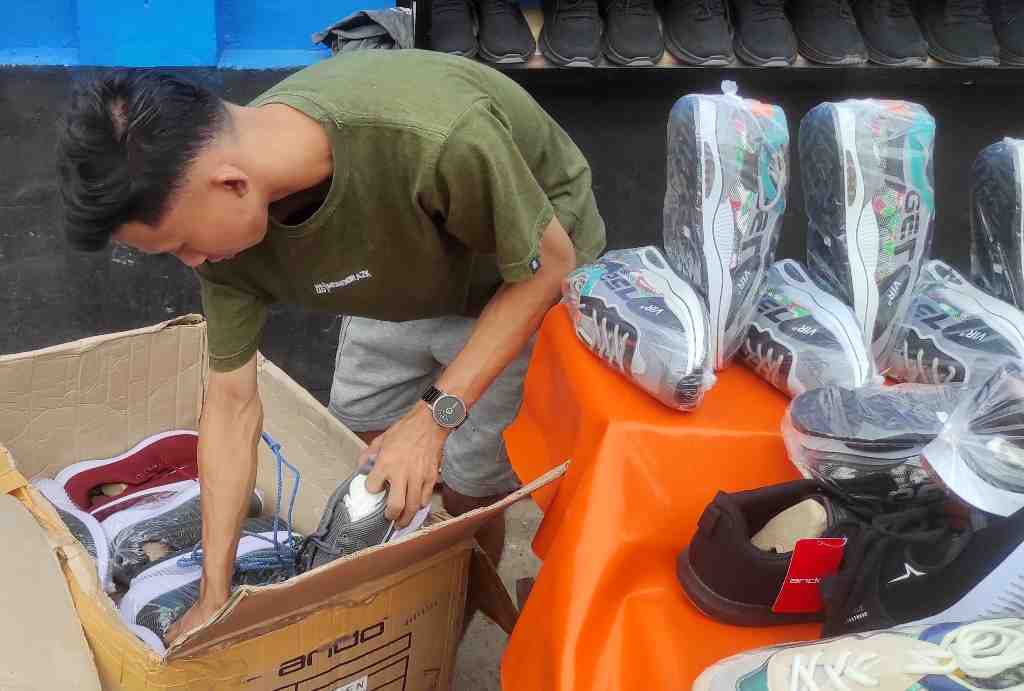 OMZET PENJUALAN SEPATU MENINGKAT