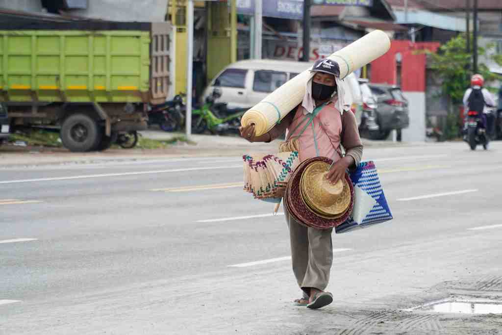PEDAGANG KELILING KERAJINAN ROTAN 