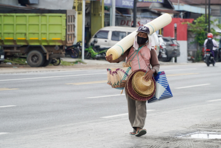 PEDAGANG KELILING KERAJINAN ROTAN 
