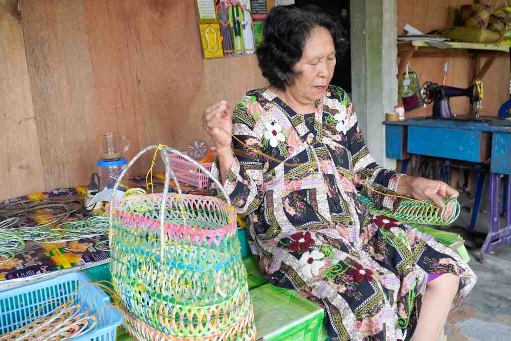 MEMBUAT TAS UNTUK MENYIMPAN IKAN