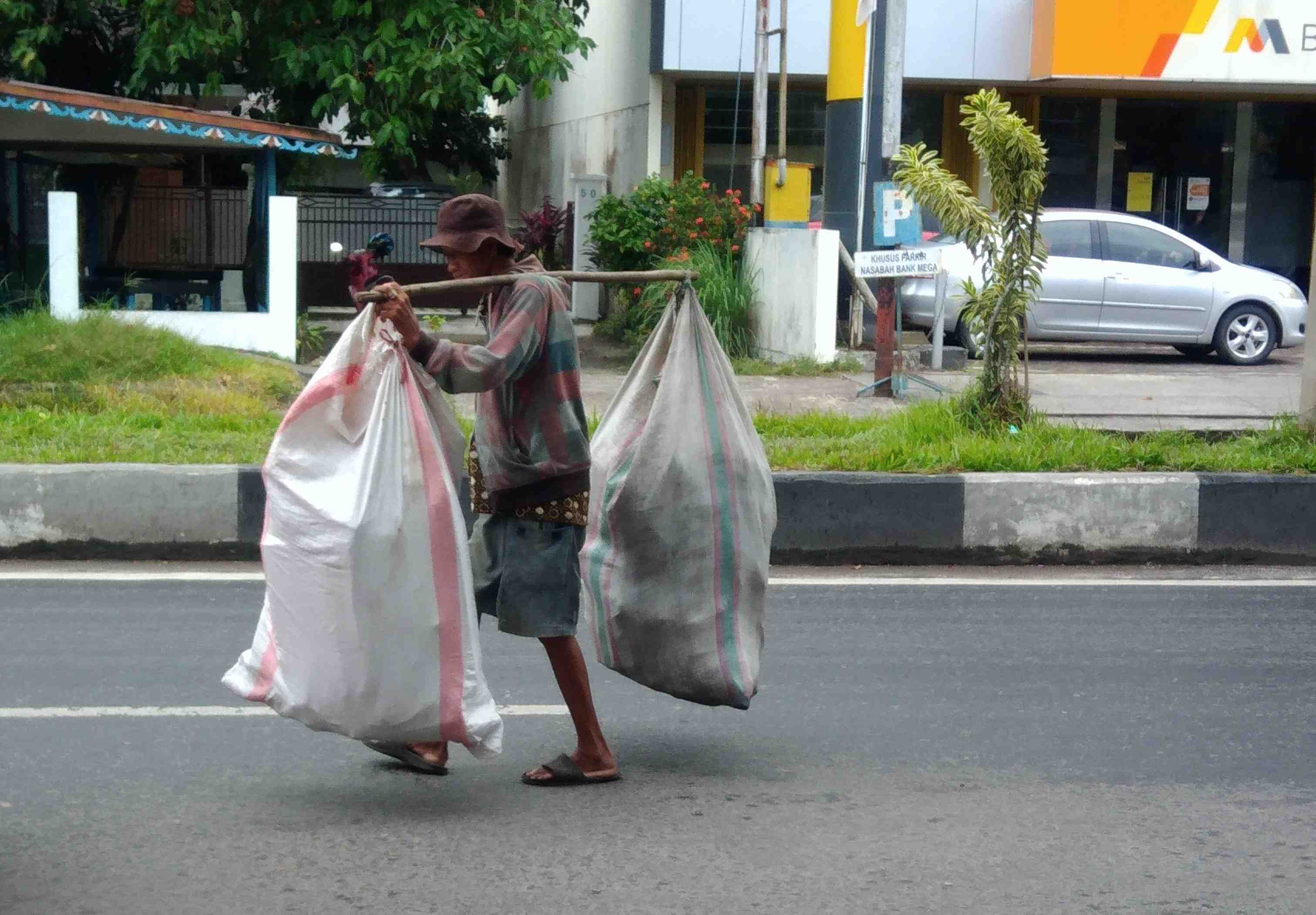 PENGUMPUL BARANG BEKAS