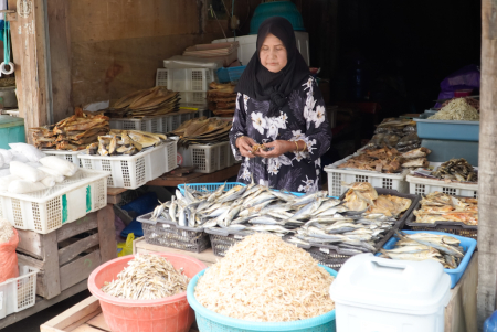 PENJUAL IKAN ASIN