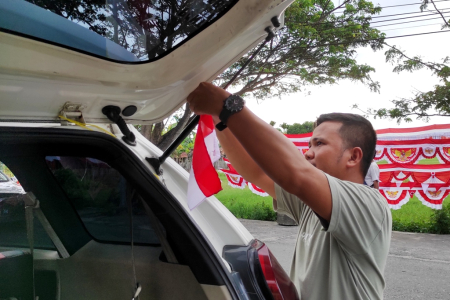 PASANG BENDERA DI MOBIL