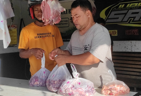 PELANGGAN PENJUAL DAGING