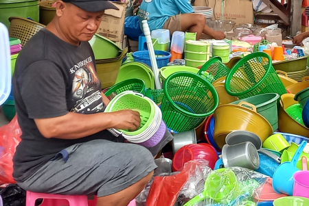 PENJUAL BARANG PLASTIK